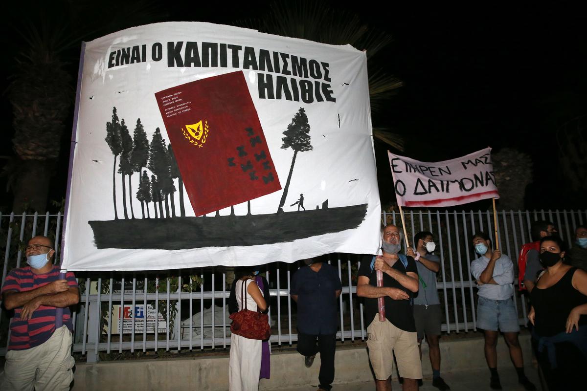 Protesters demonstrate after a foreign businessman with a criminal record is offered help to acquire a Cypriot passport, Nicosia, Cyprus, 14 October 2020. Photo: EPA-EFE/KATIA CHRISTODOULOU