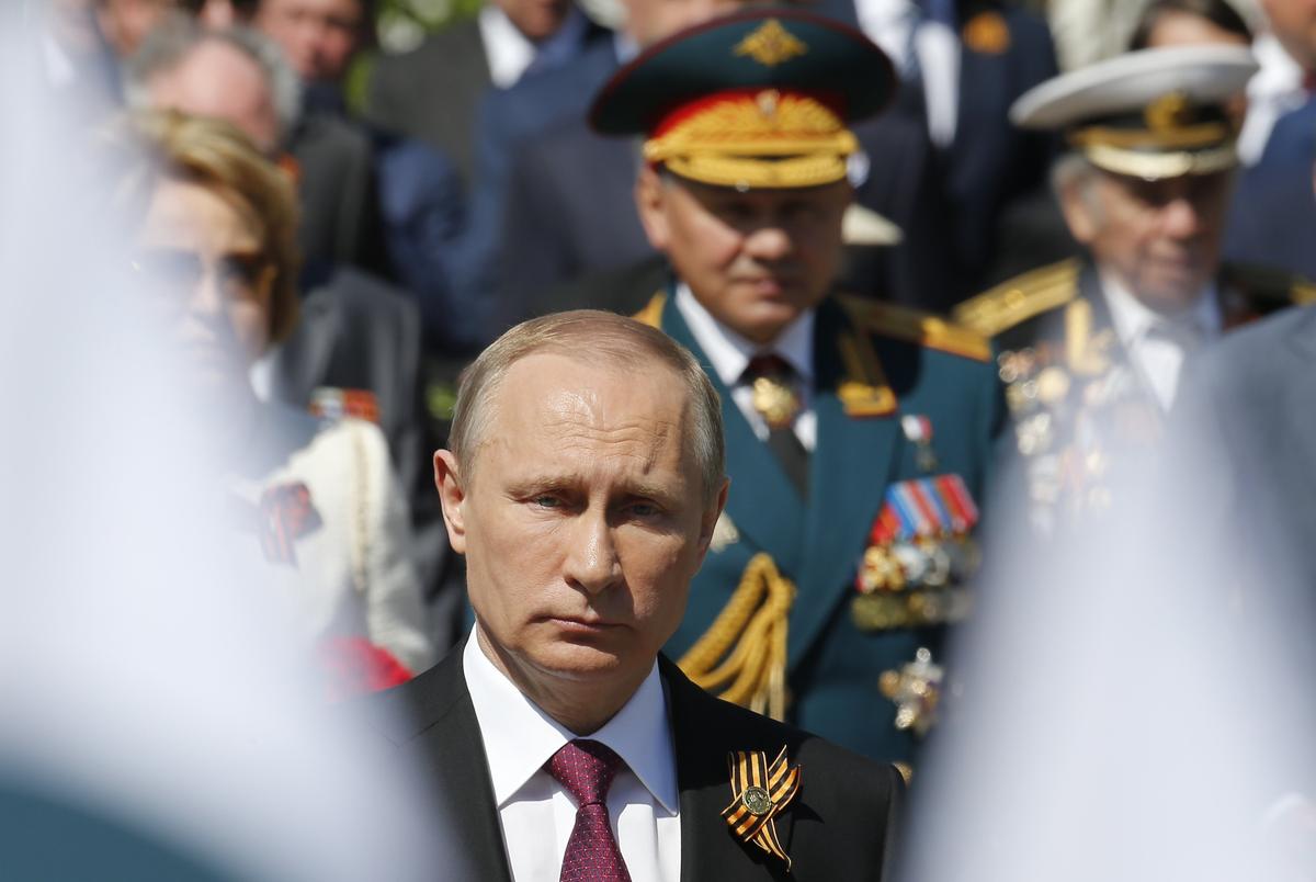 Putin attends a wreath laying ceremony at Moscow’s Tomb of the Unknown Soldier, 9 May 2016. Photo: EPA / MAXIM SHIPENKOV