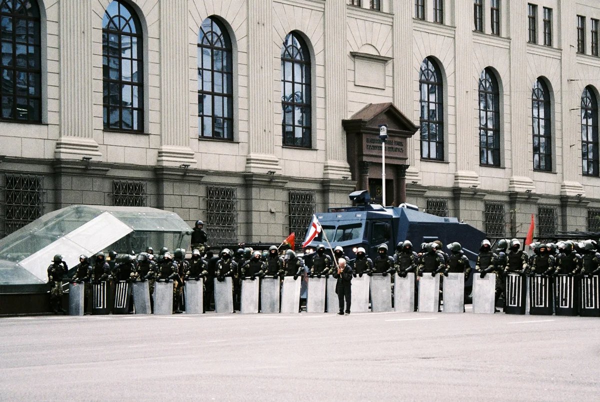 Nina Bahinskaya faces down the riot police, 28 September 2020. Photo: Jana Shnipelson / Flickr (CC0)